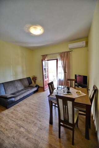 Апартаменты Apartments Nadja Котор Апартаменты с 1 спальней и балконом с видом на море-11